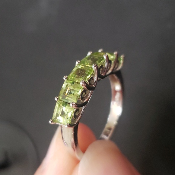 BBJ 925 Six Glass Stone Peridot Ring. - Picture 7 of 10